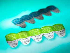 Znakowanie opakowań soczewek drukarką ink jet Markem-Imaje