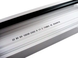 Nadruki na listwach okiennych PCV drukarkami Markem-Imaje