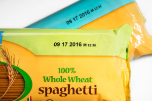 Nadruk daty przydatności na opakowaniach - znakowanie opakowań drukarką termotransferową Markem-Imaje