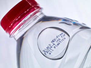 Nadruki na opakowaniach PET atramentem MEK free