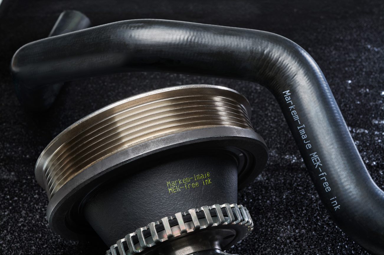 Nadruk atramentem kontrastowym Markem-Imaje na gumie i częściach samochodowych