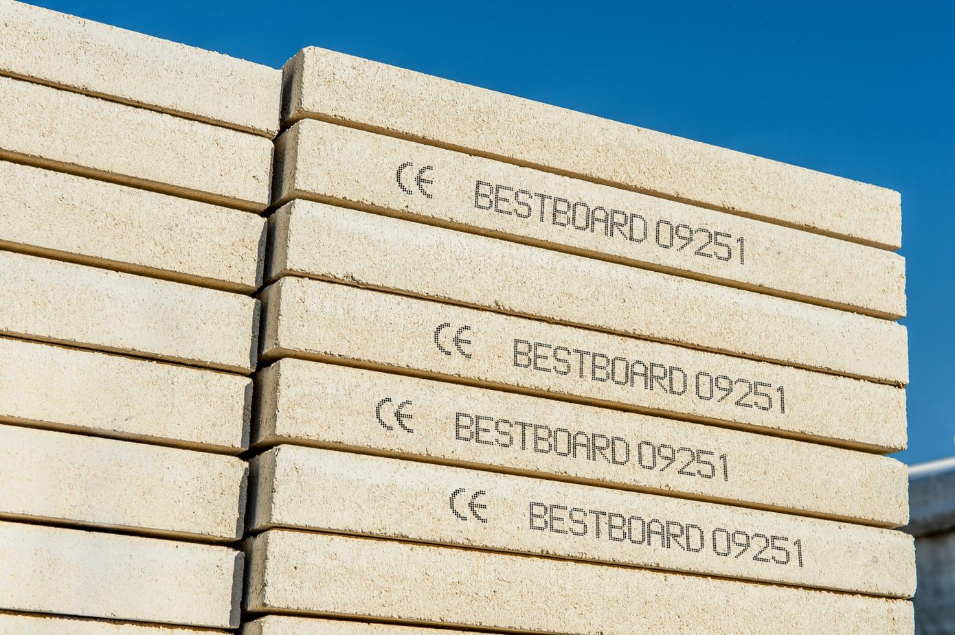 Nadruk w niskiej rozdzielczości na betonowych płytach