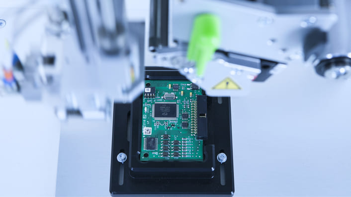 Etykietowanie elektroniki etykieciarką Hermes CAB